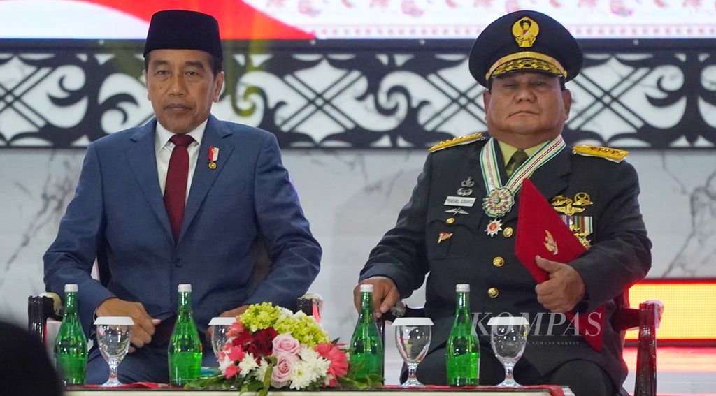 Presiden Joko Widodo setelah menyematkan tanda pangkat Jenderal Kehormatan kepada Menteri Pertahanan Prabowo Subianto pada acara Rapat Pimpinan TNI-Polri di Mabes TNI Cilangkap, Jakarta Timur, Rabu (28/2/2024). 