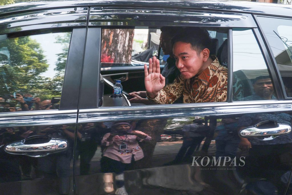 Wali Kota Surakarta Gibran Rakabuming Raka menyapa wartawan seusai bertemu Ketua Umum Partai Demokrat Agus Harimurti Yudhoyono (AHY) di kediaman AHY di Jakarta, Minggu (22/10/2023). 