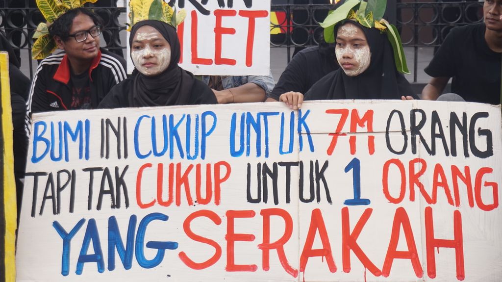 Poster tentang pesan pelestarian alam oleh demonstran dalam aksi penyambutan Hari Bumi 22 April di Gedung Negara Grahadi, Surabaya, Jawa Timur, Senin (17/4/2023). 