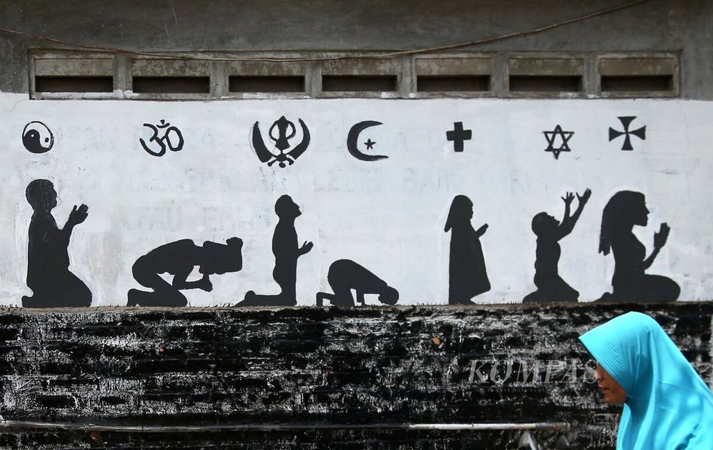 Mural bertema toleransi beragama tergambar di dinding sebuah rumah di kawasan Meruyung, Depok, Jawa Barat, Sabtu (12/9/2020). 