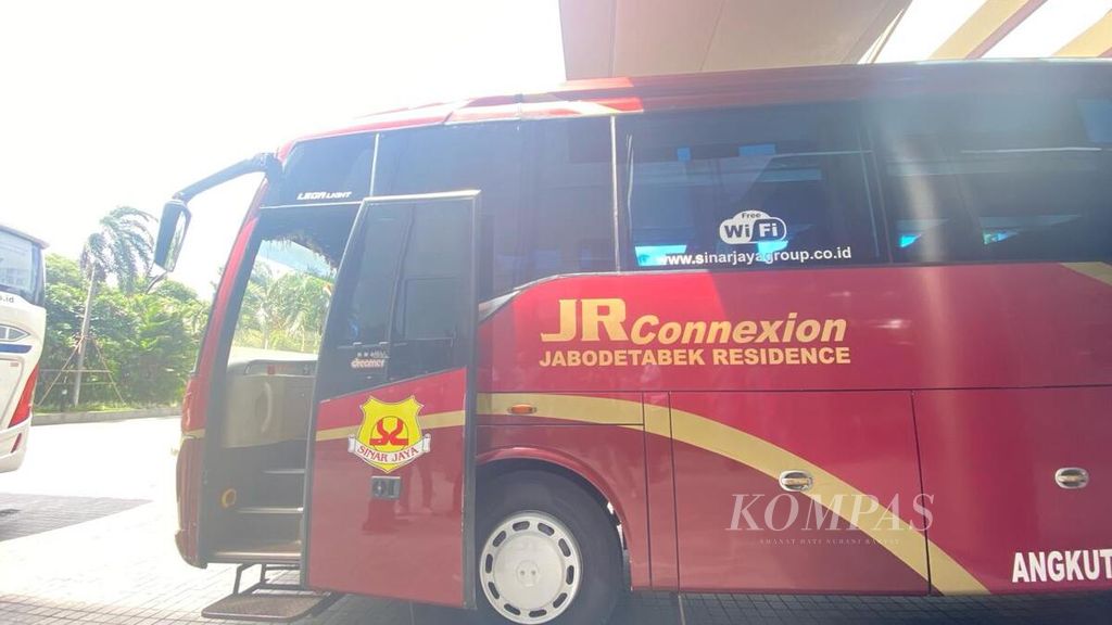 Bus JR Connexion (Jabodetabek Residence) di Jakarta Pusat, Senin (23/1/2024).