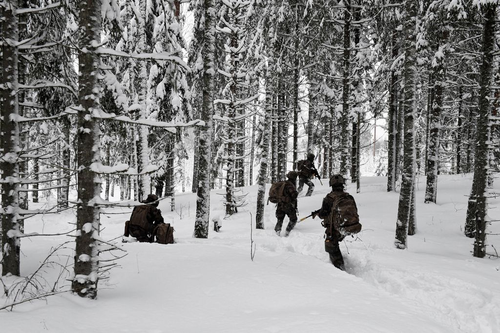 Tentara Perancis ikut dalam latihan gabungan operasi NATO EFP di kamp tentara Tapa Estonia dekat Rakvere, Estonia yang berjarak hanya 100 kilometer dari perbatasan Rusia (6/2/2022).