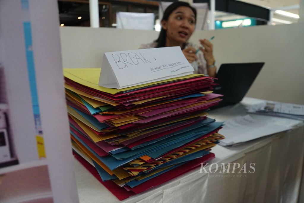 Pages of <i>curriculum vitae</i> (CV) belonging to job seekers are stacked on the table at one of the job vacancy booths at a job fair at the Manado Town Square 3 mall, Manado, North Sulawesi, Friday (28/7/2023 ). A total of 1,500 job vacancies were provided at the event.