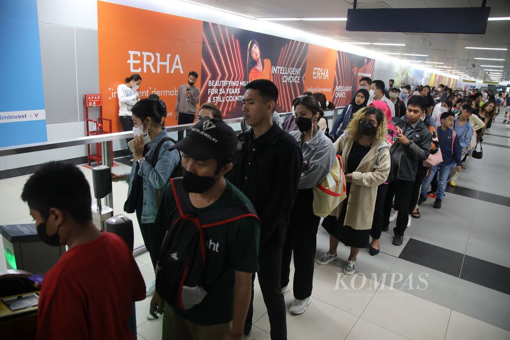 Antrean calon penumpang MRT di Stasiun Bundaran HI, Jakarta, Kamis (22/6/2023).  