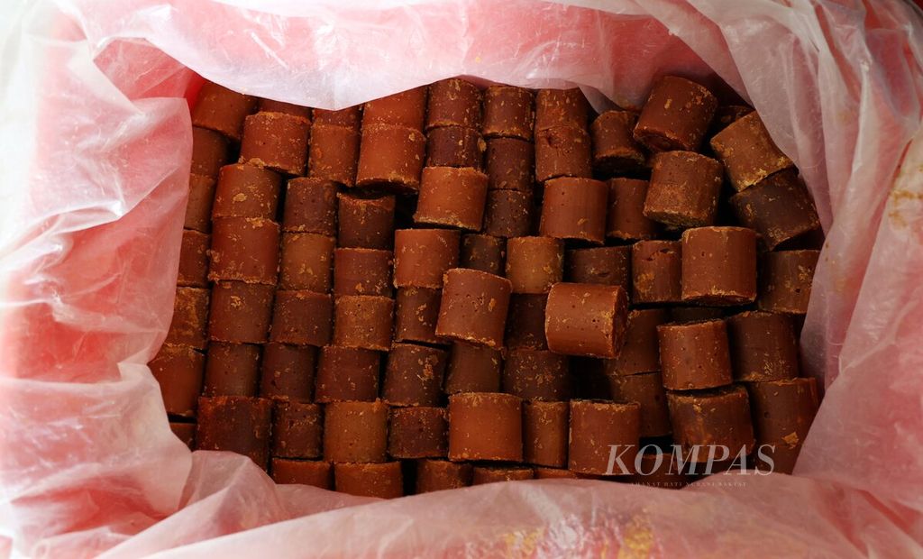 Gula aren pilihan sebagai salah satu bahan baku utama dalam pembuatan kecap manis dengan jenama Kecap Cap Sapi di pabrik kecap Karya Gemilang yang berada di Jalan Holis, Kota Bandung, Jawa Barat, Rabu (14/6/2023). 
