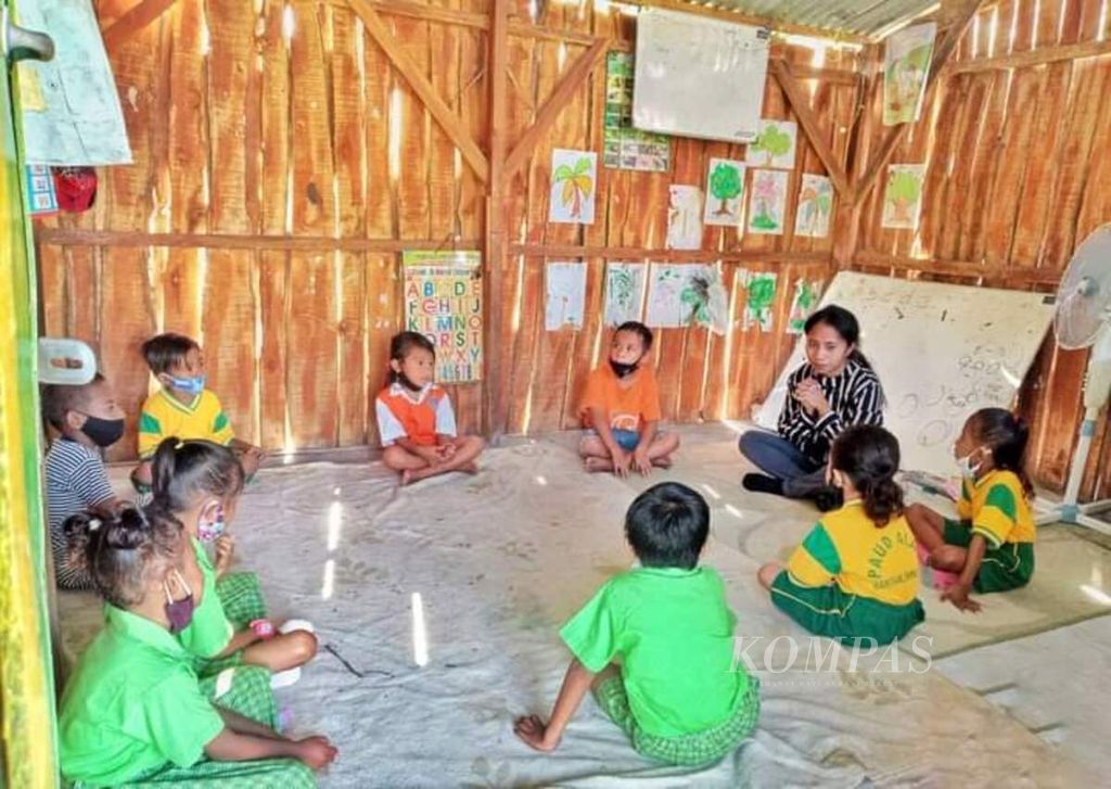 Anak-anak mendengarkan pengajaran ibu guru di sekolah alam di Desa Manusak, Kabupaten Kupang, NTT, Selasa (14/4/2020).
