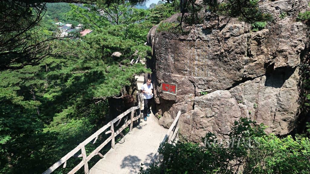 Pengunjung mendaki Gunung Huang atau Gunung Huangshan yang terkenal sebagai gunung terindah di China, yang terletak di Provinsi Anhui, Sabtu (10/6/2023). Kawasan Gunung Huang mencakup total 1.200 kilometer persegi. Namun, area pemandangannya seluas 160,6 kilometer persegi. Terdiri dari batu granit dan pohon pinus yang tumbuh di atas batu, Gunung Huang memiliki 72 puncak yang terkenal. 