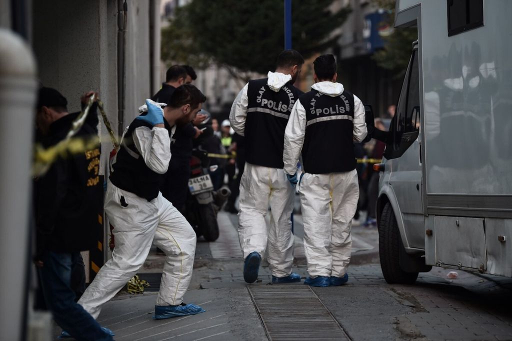 Badan Forensik Turki meninggalkan sebuah tempat parkir bawah tanah yang ditutup oleh polisi Turki pada 22 Oktober 2018 di Istanbul setelah polisi menemukan sebuah mobil yang ditinggalkan milik konsulat Saudi, tiga minggu setelah pembunuhan wartawan Jamal Khashoggi di konsulat Saudi. 