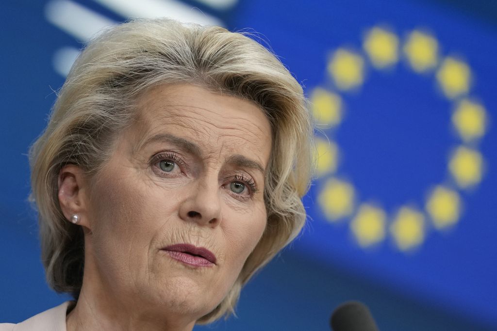 Presiden Komisi Eropa Ursula von der Leyen memberikan penjelasan tentang rencana pengiriman bantuan kemanusiaan bagi rakyat Palestina di Gaza seusai KTT Uni Eropa di Brussels, Belgia, Jumat (27/10/2023). 
