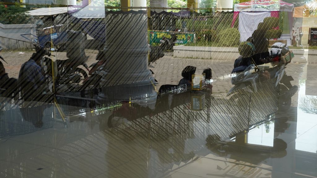 Pantulan kaca pemudik sepeda motor beristirahat di Masjid An Nur, Tanjungmekar, Kabupaten Karawang, Jawa Barat, Rabu (19/4/2023). Cuaca panas menjadi salah satu kendala pemudik sepeda motor.