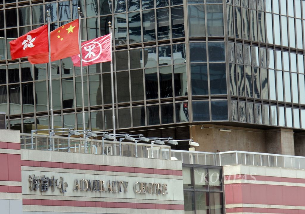 Bendera China dan Hong Kong di kawasan Admiralty, Selasa (20/8/2019). Meski menjadi bagian dari China, Hong Kong menerapkan sistem berbeda sesuai moto Satu Negara Dua Sistem. 