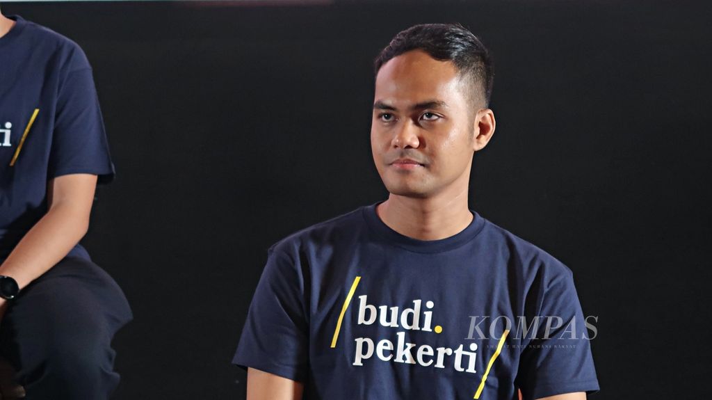 Sutradara Wregas Bhanuteja berbicara dalam konferensi pers film <i>Budi Pekerti</i> di Jakarta, Jumat (4/8/2023).