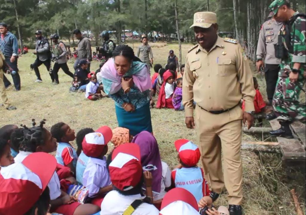 Bupati Puncak Willem Wandik bersama istri melihat para pelajar dalam kegiatan doa bersama untuk pemulihan aktivitas pendidikan di Distrik Ilaga, Kabupaten Puncak, Papua, Kamis (8/9/2022).