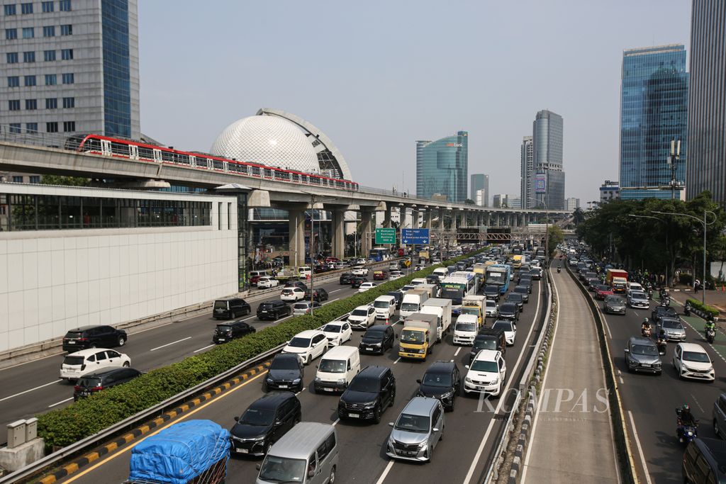 LRT Jabodebek melintas di atas Jalan Gatot Subroto dan Tol Dalam Kota di kawasan Pancoran, Jakarta Selatan, Senin (5/8/2024). Badan Pusat Statistik melaporkan pertumbuhan ekonomi Indonesia pada kuartal II-2024 sebesar 5,05 persen secara tahunan. Angka tersebut lebih rendah jika dibandingkan dengan kuartal yang sama tahun 2023 sebesar 5,17 persen secara tahunan.