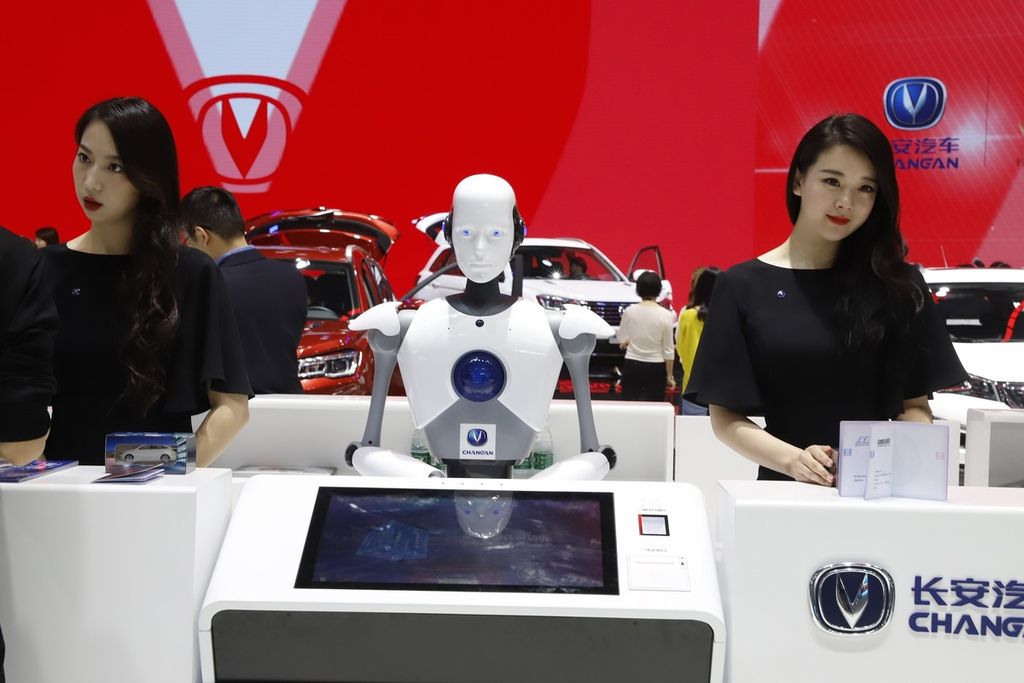 Dalam foto bertanggal 26 April 2018, sebuah robot yang bisa membantu resepsionis dipamerkan di sebuah stan pabrik otomotif China dalam pameran otomotif China 2018 di Beijing, China.