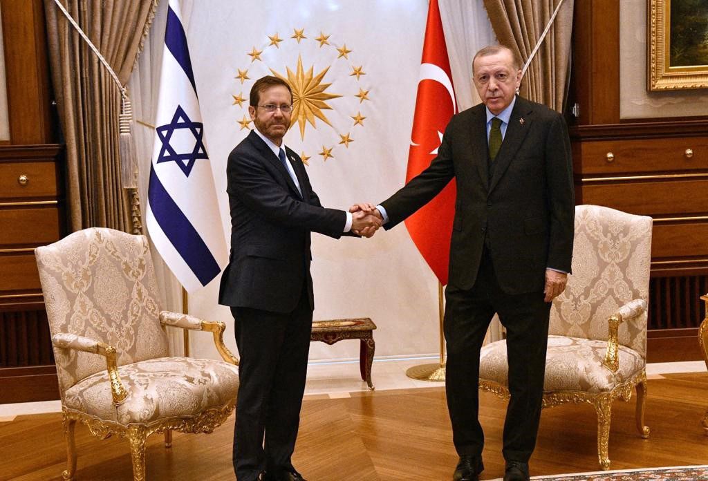 Presiden Turki Recep Tayyip Erdogan (kanan) berjabat tangan dengan Presiden Israel Isaac Herzog di Ankara, Turki, Rabu (9/3/2022), dalam foto yang diperoleh dari Kantor Pers Pemerintah Israel.  Pada Rabu (17/8/2022), Ankara mengumumkan akan kembali menempatkan duta besar di Tel Aviv. 