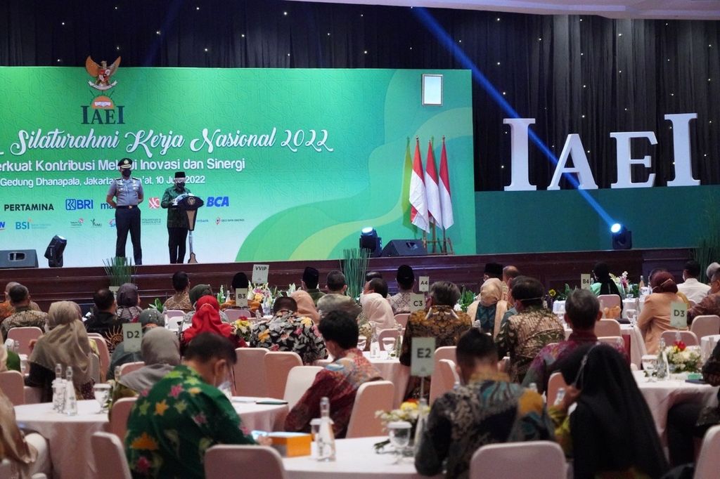 Wakil Presiden Ma'ruf Amin berharap para ahli ekonomi Islam bisa memanfaatkan momentum Presidensi Indonesia pada G20 untuk mendorong ekonomi Islam sebagai solusi pemulihan ekonomi global. Hal ini disampaikan dalam Halalbihalal dan Silaturahmi Kerja IAEI di Jakarta Pusat, Jumat (10/6/2022).