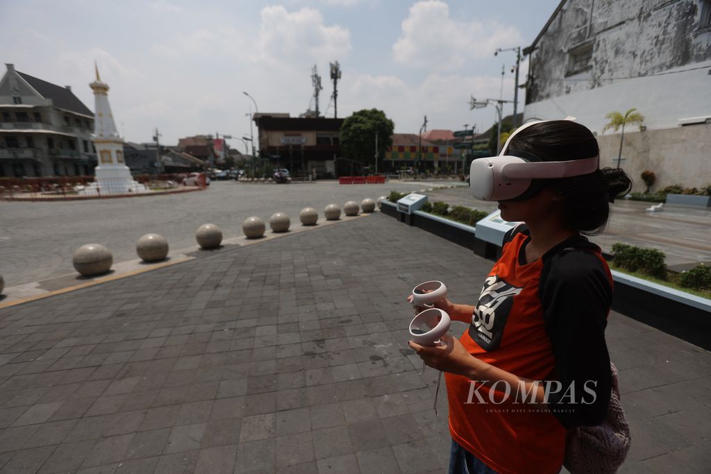 Peserta Jogja World Heritage Walk mengenakan kacamata berteknologi Virtual Reality untuk melihat suasana pada masa lampau di sekitar Perempatan Tugu, Yogyakarta, Senin (5/9/2022). 
