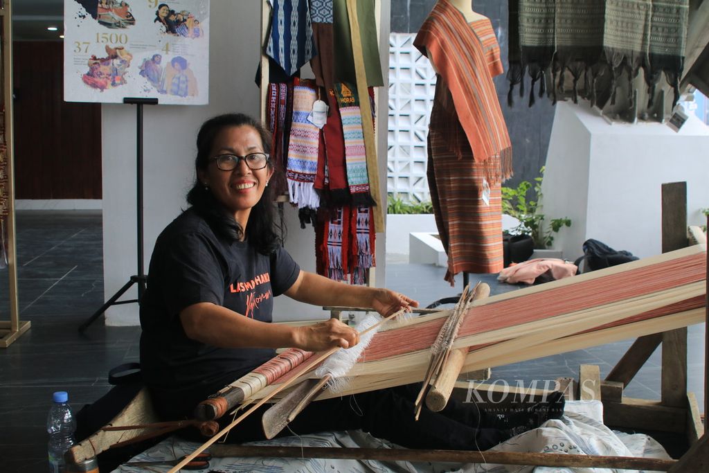 Kamsia Butar-Butar menenun kain ulos berkualitas tinggi dengan pewarna alami, benang katun, dan motif asli di stan Jabu Bonang di acara Kejuaraan Dunia Perahu Motor Formula 1 (F1H2O) di Kabupaten Toba, Sumatera Utara, Sabtu (2/3/2024). 