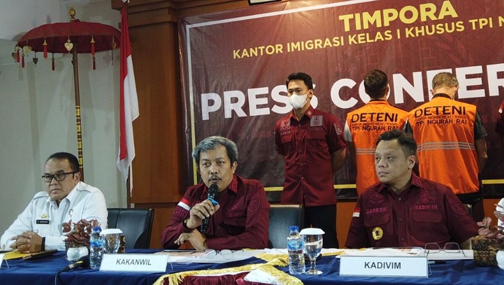 Kepala Kantor Wilayah Kementerian Hukum dan HAM Provinsi Bali Anggiat Napitupulu (tengah) dalam jumpa pers perihal pendeportasian warga negara asing, Senin (17/4/2023). 