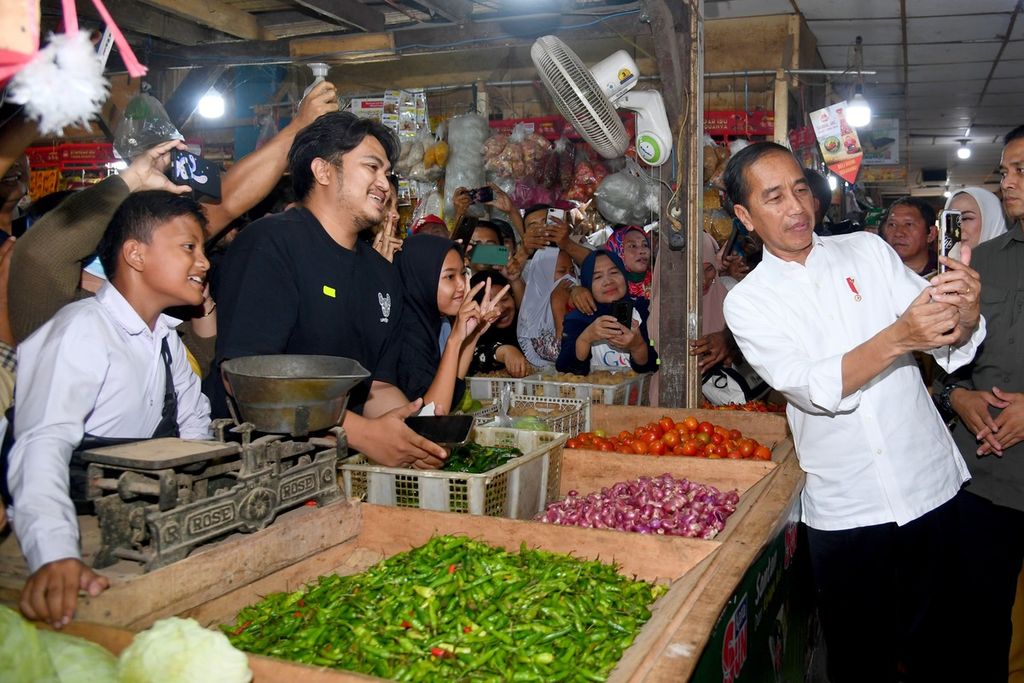 Presiden Joko Widodo meninjau harga-harga komoditas pangan di Pasar Johar, Karawang, Jawa Barat, Kamis (14//9/2023). Didapati harga beras masih tinggi. Sembari mengecek harga dan memberikan bantuan kepada para pedagang, Presiden juga berfoto bersama.