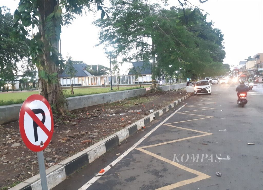 Jalan Dewi Sartika yang menjadi muka pintu utama Stasiun Kota Bogor berhadapan langsung dengan alun-alun Kota Bogor. Jalan ini sebelumnya ramai dan dijadikan area parkir liar, kini tampak kosong, Jumat (7/1/2022). 