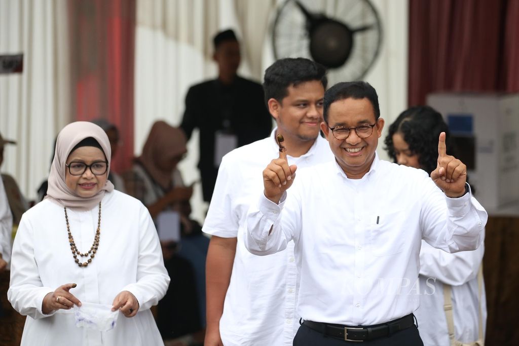 Calon presiden Anies Baswedan bersama istri, Fery Farhati, dan anak-anaknya, Mutiara Annisa dan Mikail Azizi, menyalurkan hak pilih di TPS 60 Kelurahan Cilandak Barat, Cilandak, Jakarta Selatan, Rabu (14/2/2024). 