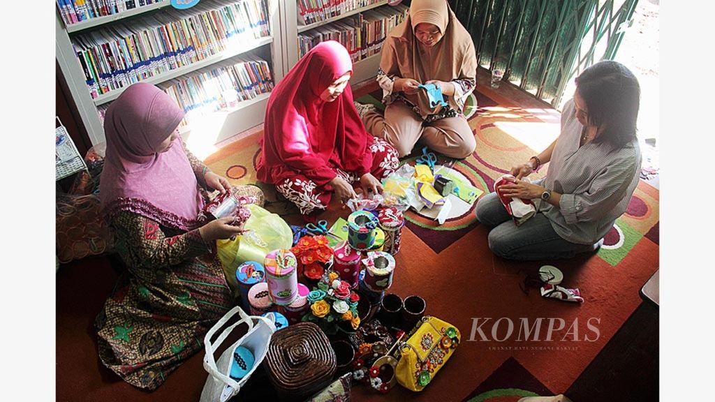 Pengurus Bank Sampah Rosella di Kota Pontianak, Kalimantan Barat, membuat berbagai kerajinan dari hasil daur ulang sampah, Jumat (29/3/2019).