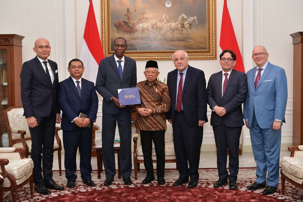 Wakil Presiden Ma’ruf Amin menerima kunjungan Delegasi Biro Komite Palestina PBB (CEIRPP) di Istana Wapres, Jakarta Pusat, Kamis (4/7/2024). Dalam pertemuan ini, Wapres menegaskan bahwa konflik di Palestina bukan dilatarbelakangi masalah agama, melainkan masalah politik dan kemanusiaan. 