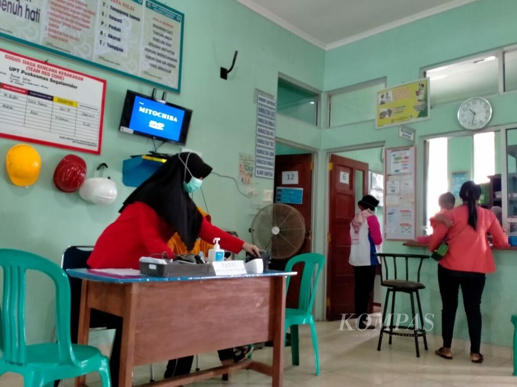 Petugas kesehatan di Puskesmas Segala Mider, Kecamatan Langkapura, Bandar Lampung, mengenakan masker saat melayani pasien, Jumat (20/3/2020). 