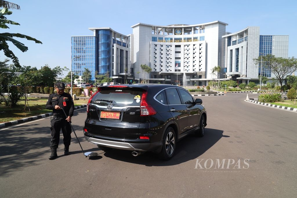 Petugas keamanan memeriksa kendaraan yang memasuki kantor pusat Badan Siber dan Sandi Negara (BSSN) di Depok, Jawa Barat, Rabu (26/6/2024). Terkait serangan siber terhadap Pusat Data Nasional Sementara atau PDNS 2, BSSN masih terus mengupayakan investigasi secara menyeluruh setelah mengidentifikasi sumber serangan. 