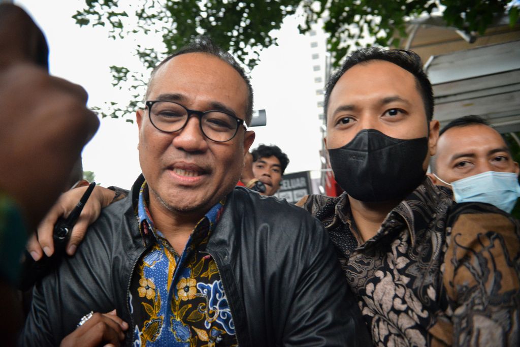 Bekas pejabat eselon III Direktorat Jenderal Pajak Kementerian Keuangan, Rafael Alun Trisambodo (kiri), selesai diperiksa di Gedung Komisi Pemberantasan Korupsi, Jakarta, Rabu (1/3/2023). 