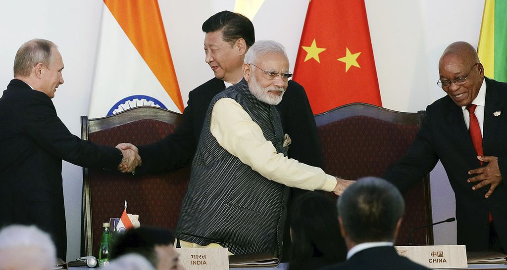 Pertemuan tingkat tinggi anggota BRICS di Goa, India pada Minggu, 16 Oktober, 2016.  (AP Photo/Manish Swarup)
