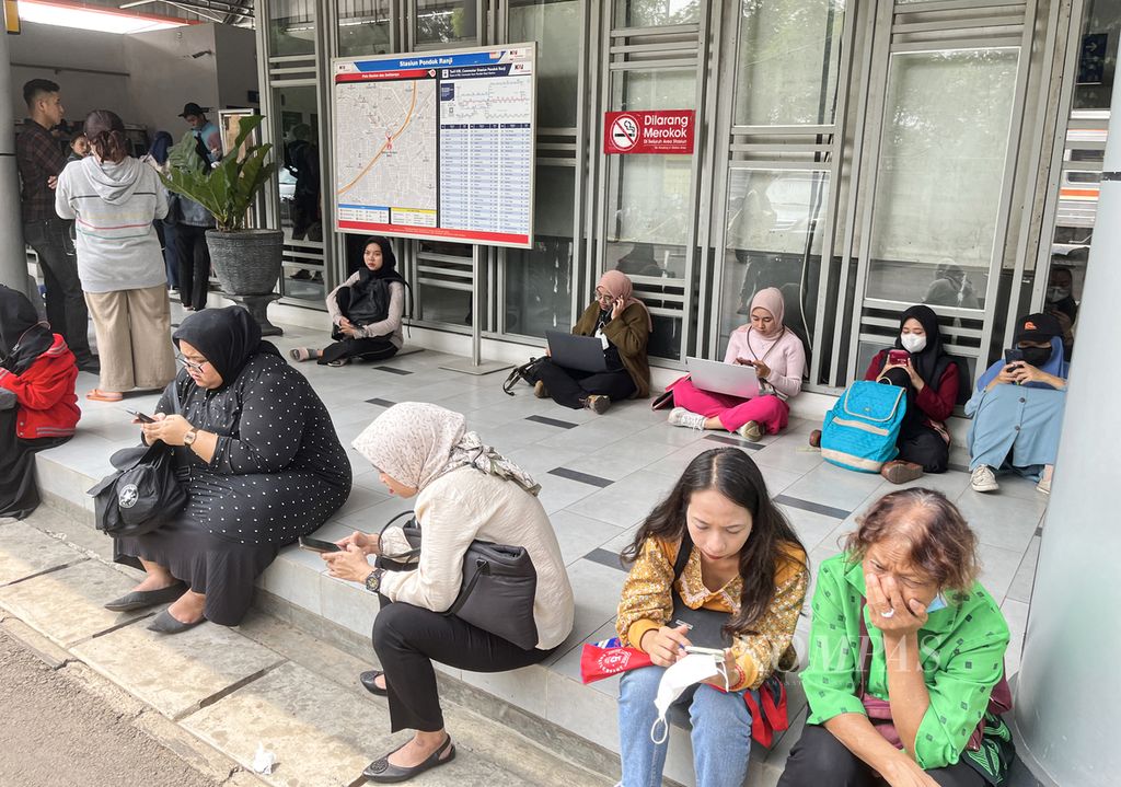 Penumpang menunggu kembali beroperasinya layanan kereta komuter di Stasiun Pondok Ranji, Tangerang Selatan, Banten, Selasa (25/7/2023). Gangguan perjalanan kereta komuter akibat adanya gangguan pada listrik aliran atas karena tiangnya ditabrak truk.