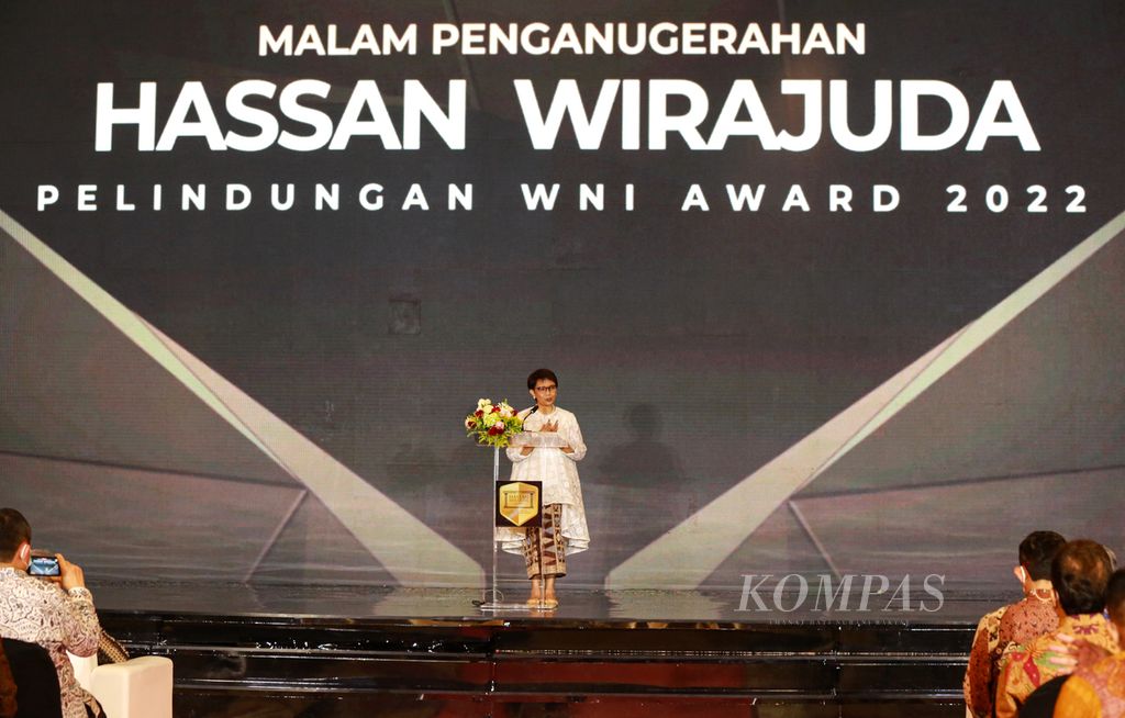  Menteri Luar Negeri Retno Marsudi memberikan sambutan pada malam penganugerahan Hassan Wirajuda Pelindungan WNI Award 2022 di Jakarta, Senin (9/1/2023) malam. Harian <i>Kompas </i>melalui Desk Internasional menerima penghargaan tersebut untuk kategori jurnalis/media.
