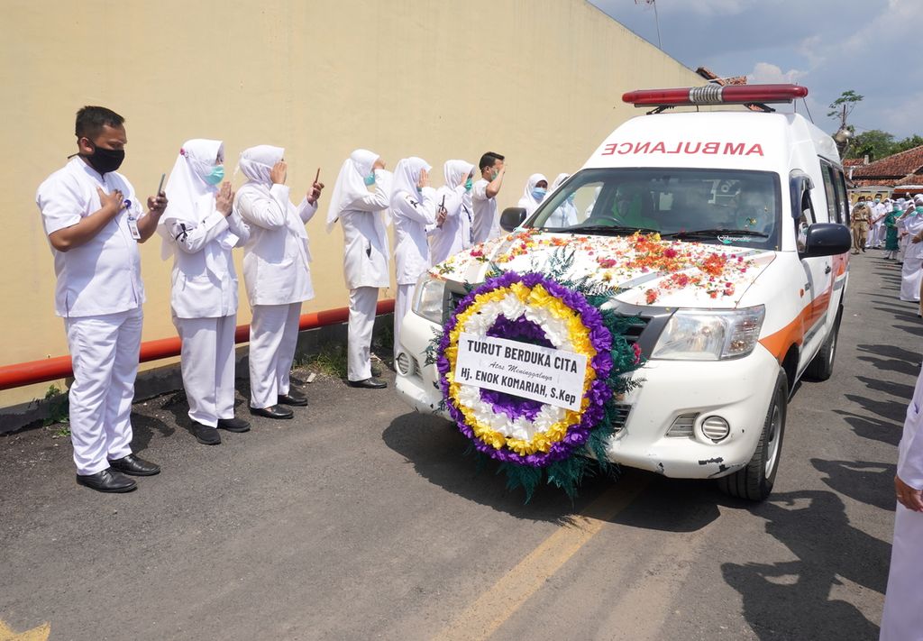 Sejumlah tenaga kesehatan di Rumah Sakit Umum Daerah dr Soeselo Kabupaten Tegal, Jawa Tengah, memberi penghormatan terakhir kepada salah satu perawat yang meninggal dunia, Senin (14/9/2020). Perawat tersebut diduga meninggal karena Covid-19. 