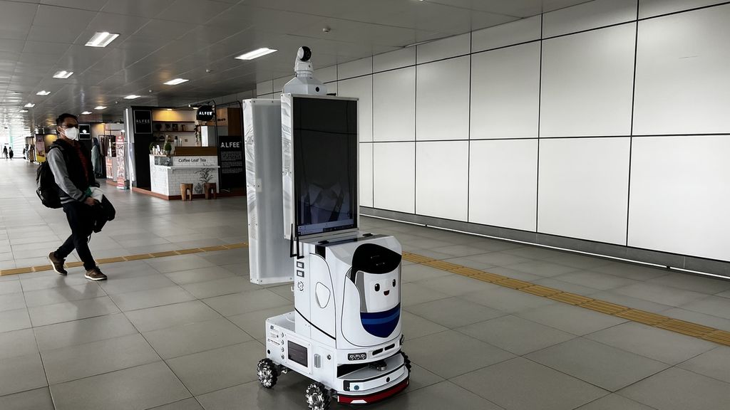Tampak depan robot pintar di Stasiun MRT Lebak Bulus, Jakarta Selatan, Rabu (28/12/2022).