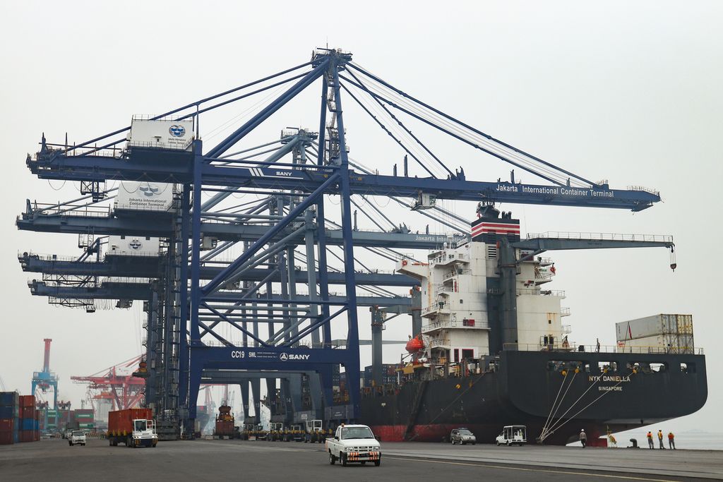 Sebuah kapal kontainer bersandar untuk bongkar muat di Jakarta International Container Terminal (JICT), Jakarta Utara, Rabu (19/10/2022).
