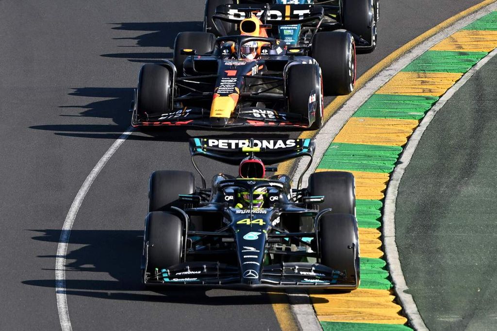 Pebalap Mercedes, Lewis Hamilton, memimpin di depan pebalap Red Bull, Max Verstappen, selepas start ulang balapan Grand Prix Formula 1 Australia di Sirkuit Albert Park, Melbourne, Australia, Minggu (2/4/2023).