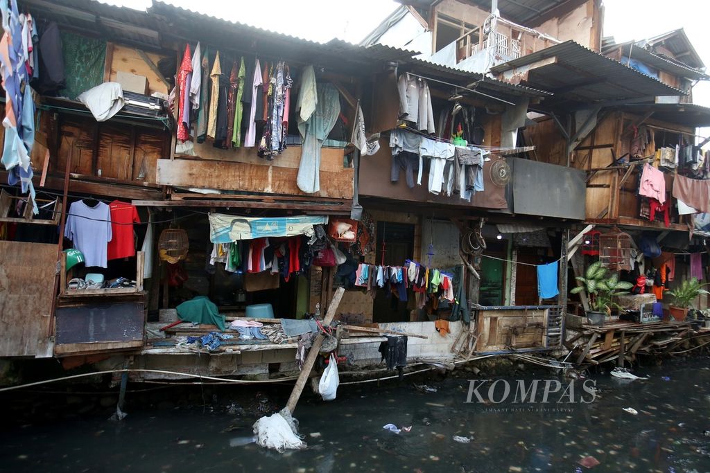 Deretan rumah semipermanen di pinggiran Kali Kerukut yang membelah kawasan Kebon Melati, Tanah Abang, Jakarta, Kamis (27/6/2024). Berdasar data BPS DKI Jakarta, dari total penduduk DKI Jakarta, 0,89 persen atau setara 95.668 jiwa di antaranya berada dalam golongan kemiskinan ekstrem.