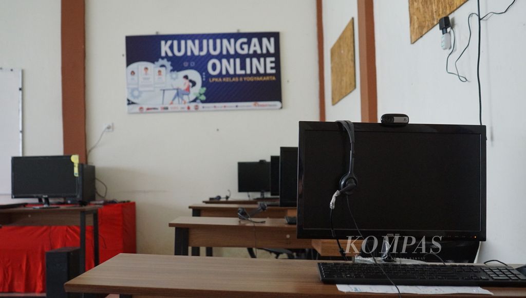 Suasana ruang perpustakaan yang sekaligus dijadikan ruang komputer bagi anak-anak berhadapan hukum, di Lembaga Pembinaan Anak Kelas II Yogyakarta, Kabupaten Gunungkidul, Daerah Istimewa Yogyakarta, Kamis (24/8/2023).
