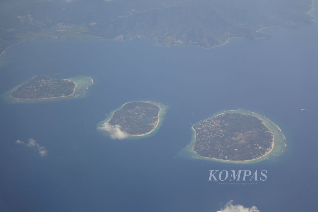 Foto udara memperlihatkan kawasan tiga gili atau tiga pulau kecil yang menjadi destinasi pariwisata favorit di Lombok, yakni Gili Trawangan, Gili Meno, dan Gili Air, di Lombok Utara, Nusa Tenggara Barat, Selasa (16/1/2024).