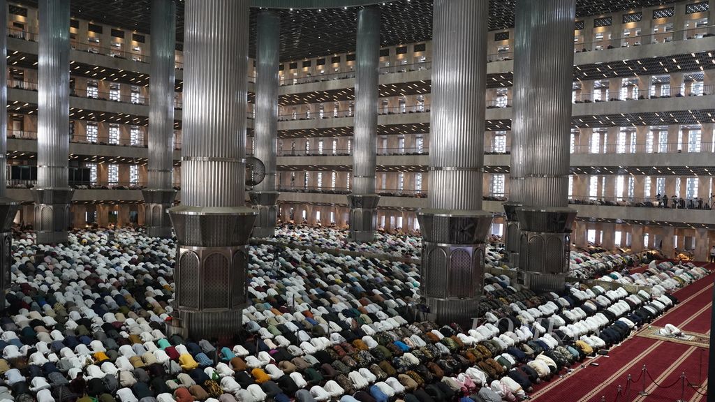 Thousands of Muslims pray Idul Fitri 1444 Hijri at the Istiqlal Mosque, Central Jakarta, Saturday (22/4/2023).