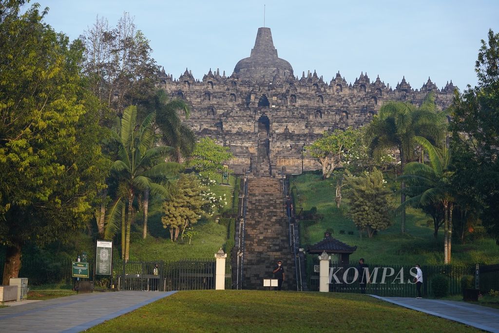suasana pagi di Taman Wisata Candi Borobudur ketika Wakil Presiden Ma'ruf Amin berolahraga pagi, Jumat (22/4/2022).