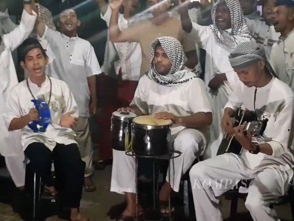 Tiga pemain musik yang sangat penting untuk mengiringi lagu kasidah dalam Gendang Sahur yang dilaksanakan Kelompok Pemuda Melati Raya di Kelurahan Sorong Manoi, Kota Sorong, Papua Barat Daya.