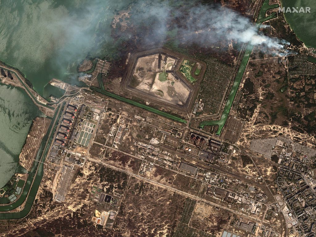 Pada citra satelit yang disediakan oleh Maxar Technologies tampak kebakaran lahan di dekat pembangkit listrik tenaga nuklir di Zaporizhia yang diduduki oleh tentara Rusia. Senin (29/8/2022).