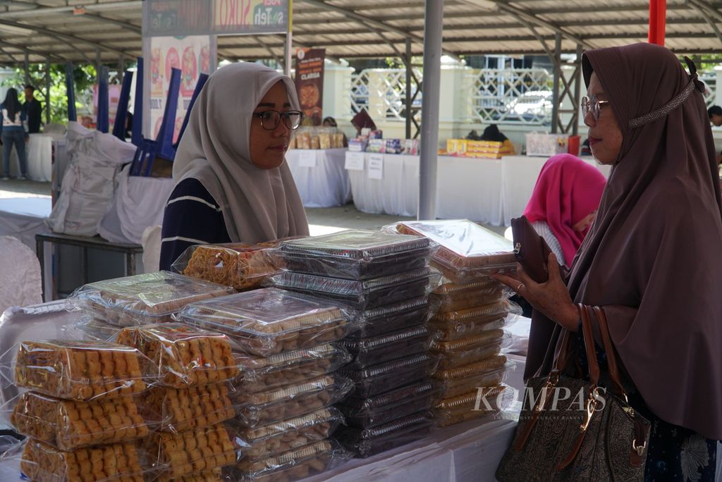 Pengunjung berbelanja kue Lebaran dalam Bazar Ramadhan yang diadakan Dinas Perindustrian dan Perdagangan Sumatera Barat (Sumbar) di pelataran parkir Kantor Gubernur Sumbar, Kota Padang, Sumbar, Selasa (11/4/2023). Bazar yang digelar 11-14 April ini diikuti 200 peserta yang menjual produk UMKM, pakaian, bahan pokok, dan sebagainya. Bazar diharapkan bisa menekan laju inflasi di Sumbar.
