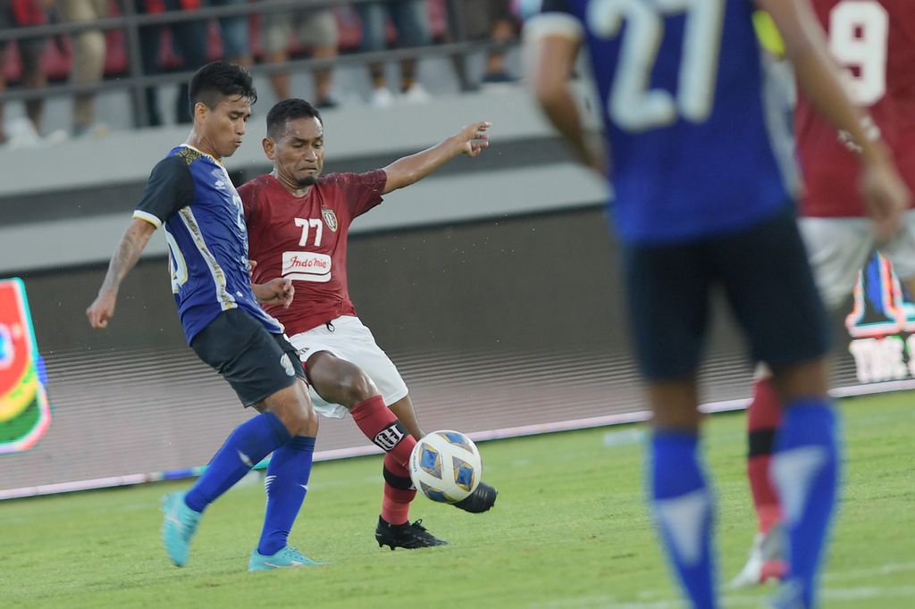 Pemain Bali United, Ramdani Lestaluhu (kedua dari kiri), berebut bola dengan pemain Visakha FC, In Sodavid, dalam pertandingan sepak bola Grup G Piala AFC 2022 di Stadion I Wayan Dipta, Gianyar, Bali, Senin (27/6/2022). Bali United kalah dari Visakha dengan skor 2-5. 
