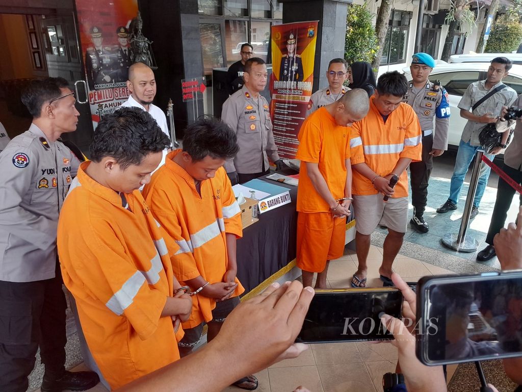 Empat tersangka kasus pencurian kendaraan bermotor dihadirkan saat rilis di Polresta Malang Kota, Jawa Timur, Kamis (2/5/2024).