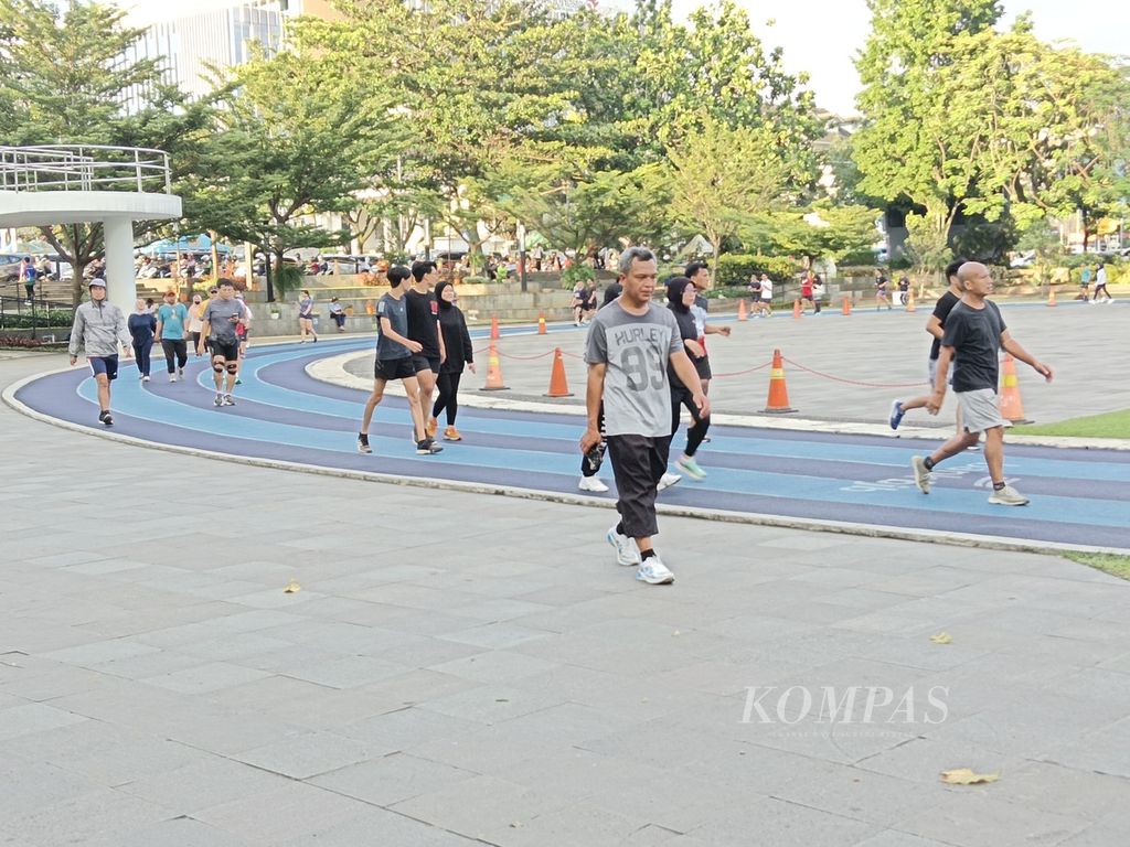 Lapangan Gasibu menjadi salah satu ruang publik favorit warga untuk berolahraga di Kota Bandung, Jawa Barat. Berjalan kaki selama 20 hingga 30 menit menjadi olahraga ringan yang cocok dilakukan warga yang tengah menjalani ibadah puasa.